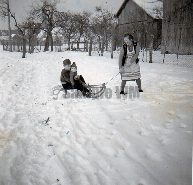 Schlittenfahren_Oma_Werner_Sonja.jpg